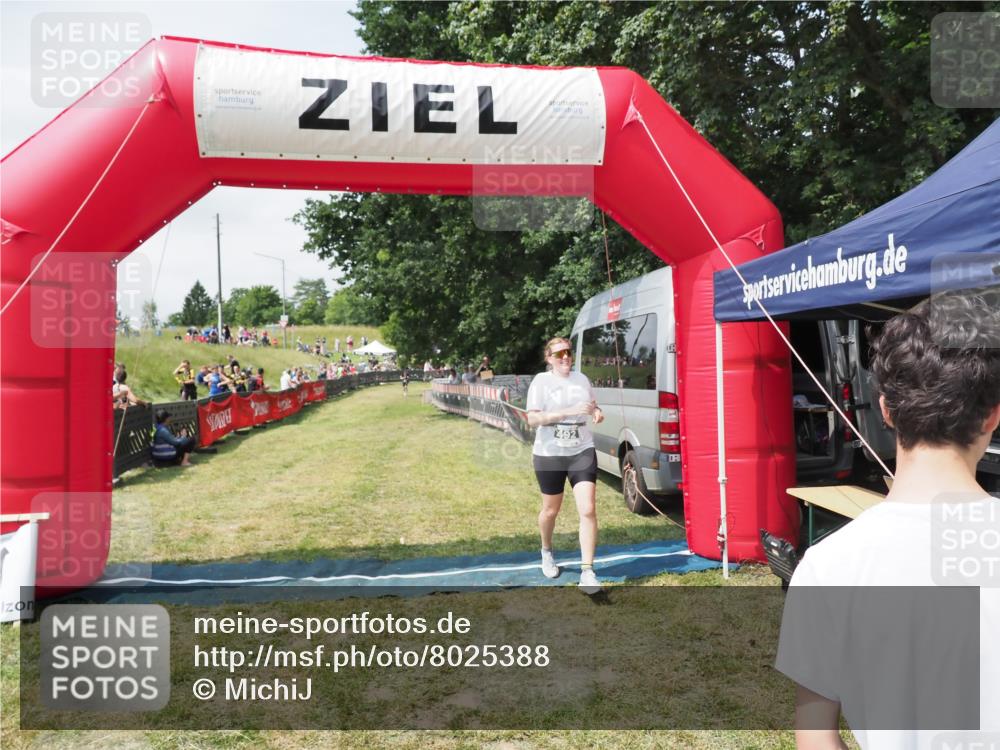 21.06.2025 - 27. Vierlanden-Triathlon MichiJ http://msf.ph/oto/8025388 15.06.2026 11:55:09 Ziel 492 meine-sportfotos.de