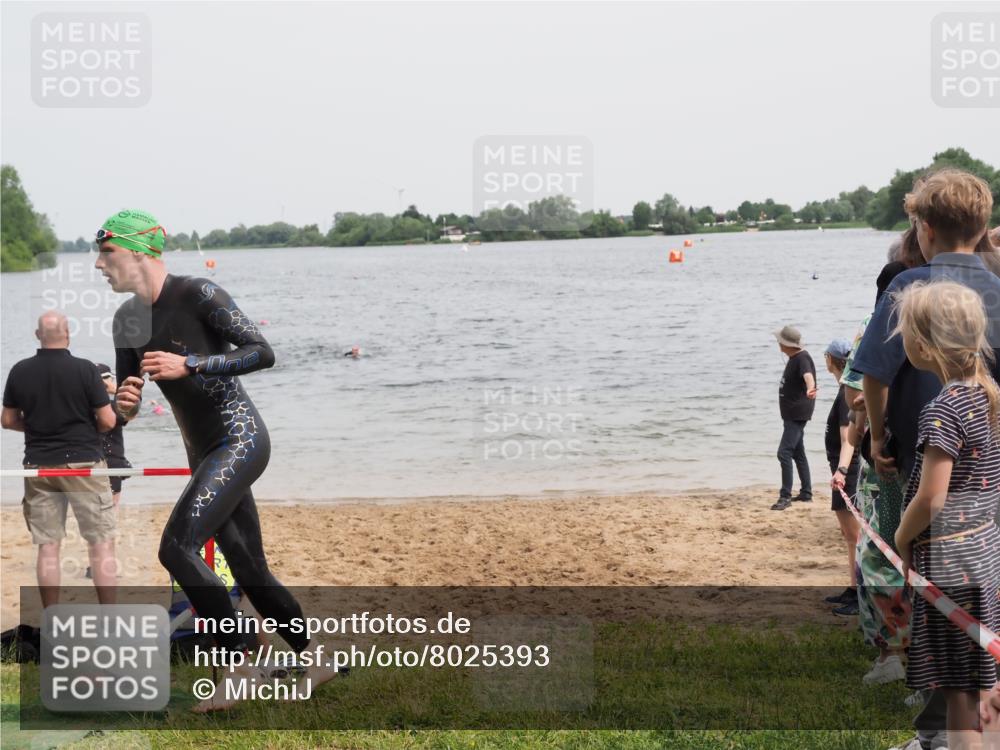 21.06.2025 - 27. Vierlanden-Triathlon MichiJ http://msf.ph/oto/8025393 15.06.2026 10:56:33 Schwimmen 685, 764, 771 meine-sportfotos.de