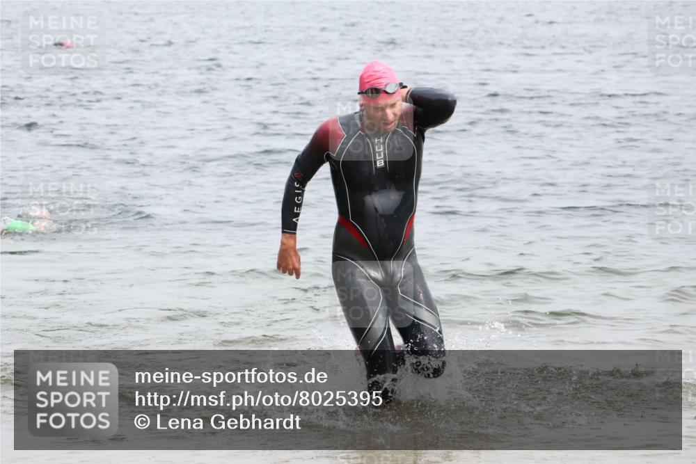 15.06.2025 - 27. Vierlanden-Triathlon Lena Gebhardt http://msf.ph/oto/8025395 15.06.2025 10:57:17 Schwimmen 692, 697 meine-sportfotos.de