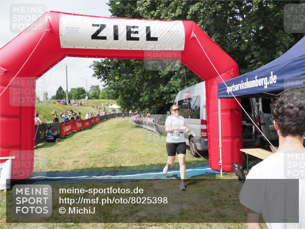 21.06.2025 - 27. Vierlanden-Triathlon MichiJ http://msf.ph/oto/8025398 15.06.2026 11:55:09 Ziel 492 meine-sportfotos.de