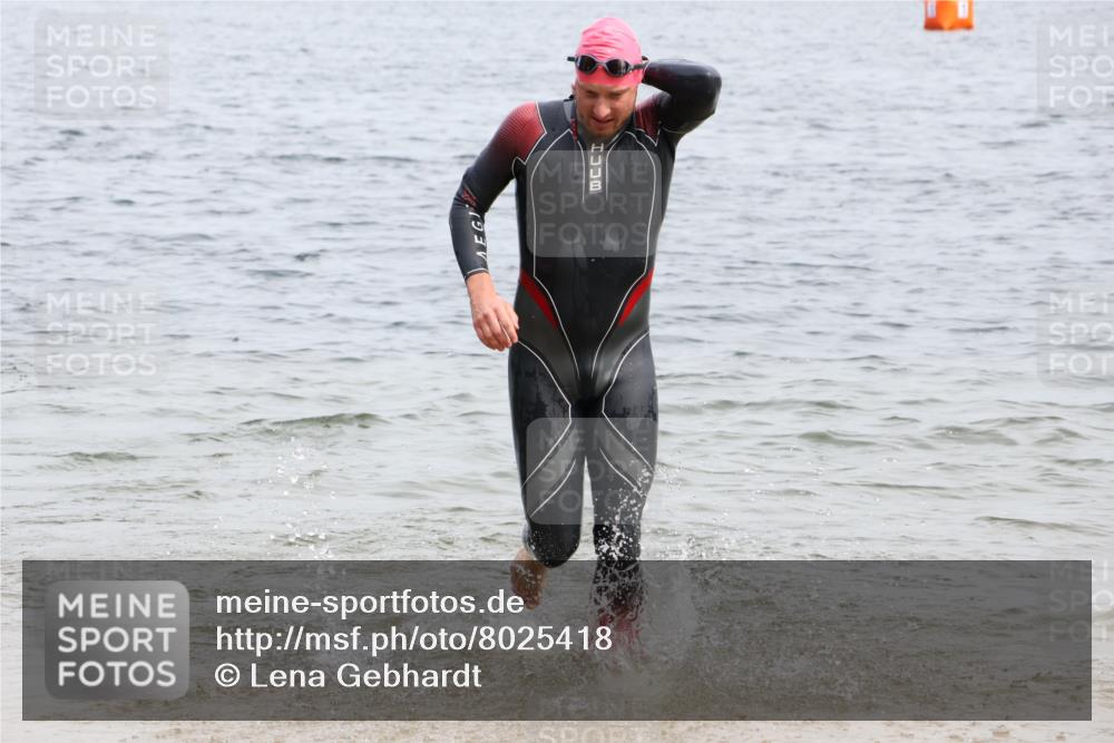 15.06.2025 - 27. Vierlanden-Triathlon Lena Gebhardt http://msf.ph/oto/8025418 15.06.2025 10:57:18 Schwimmen 692, 697 meine-sportfotos.de