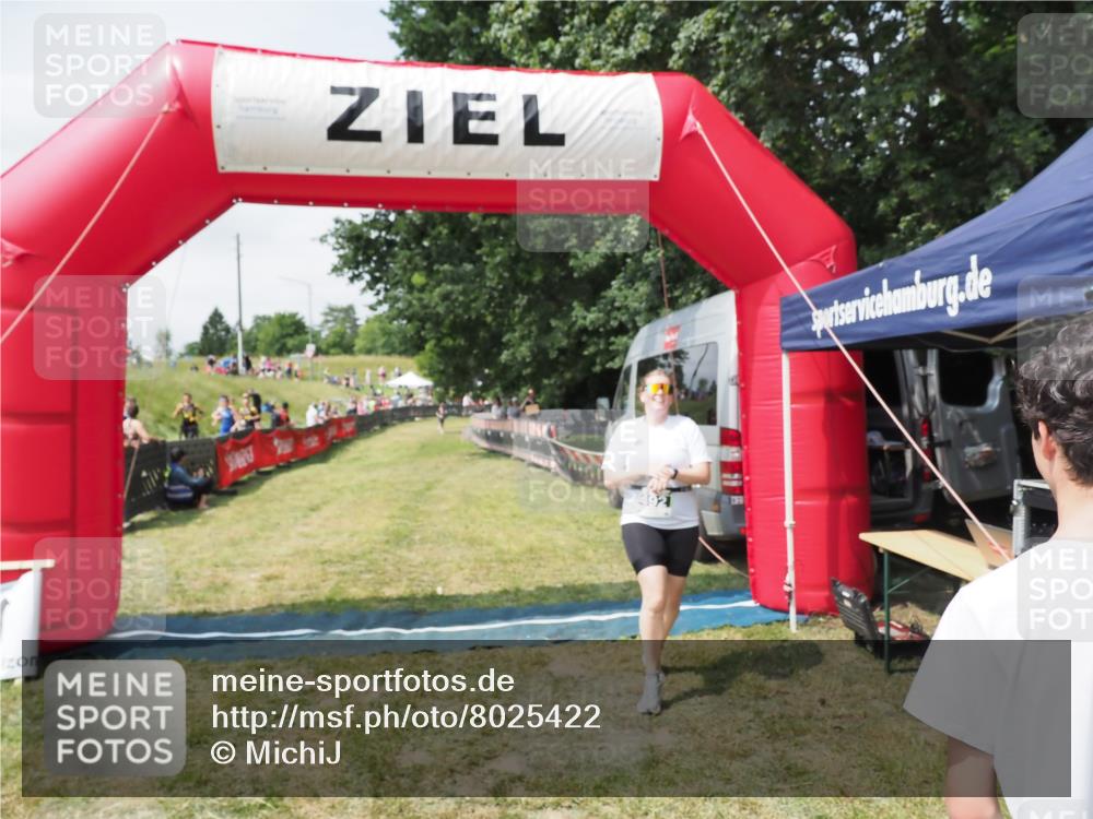 21.06.2025 - 27. Vierlanden-Triathlon MichiJ http://msf.ph/oto/8025422 15.06.2026 11:55:10 Ziel 492 meine-sportfotos.de