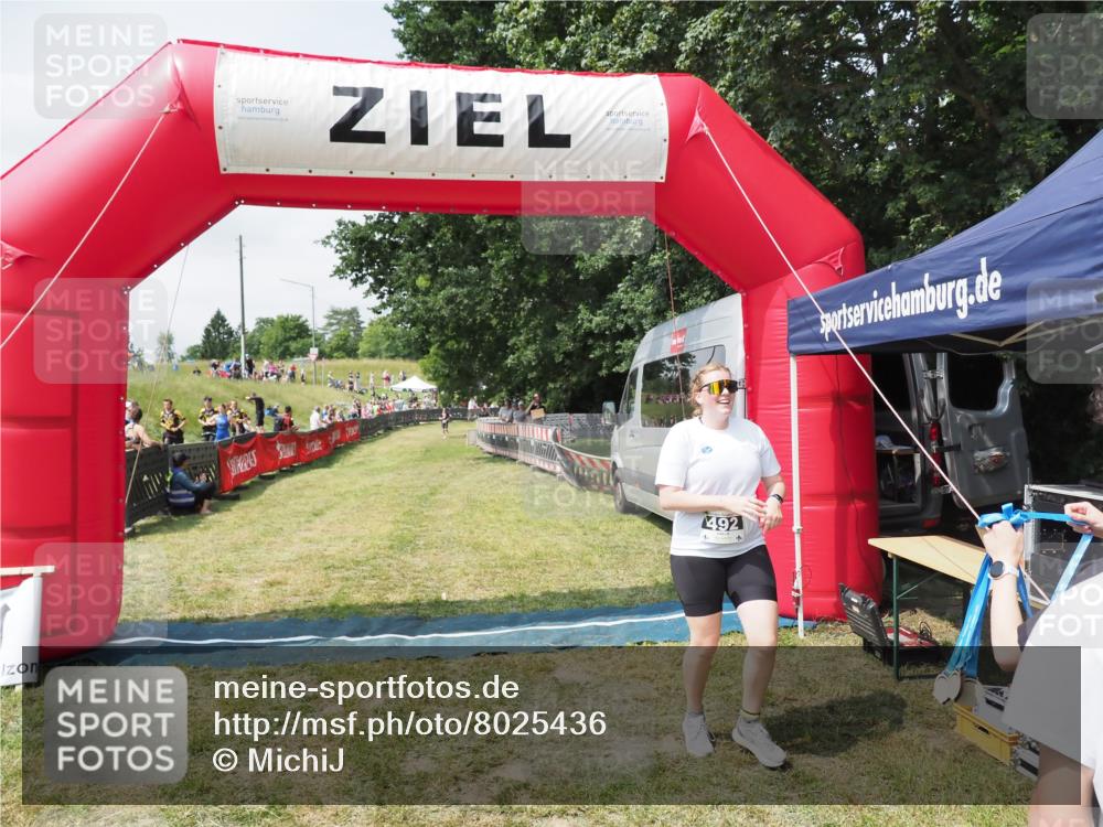 21.06.2025 - 27. Vierlanden-Triathlon MichiJ http://msf.ph/oto/8025436 15.06.2026 11:55:10 Ziel 492 meine-sportfotos.de