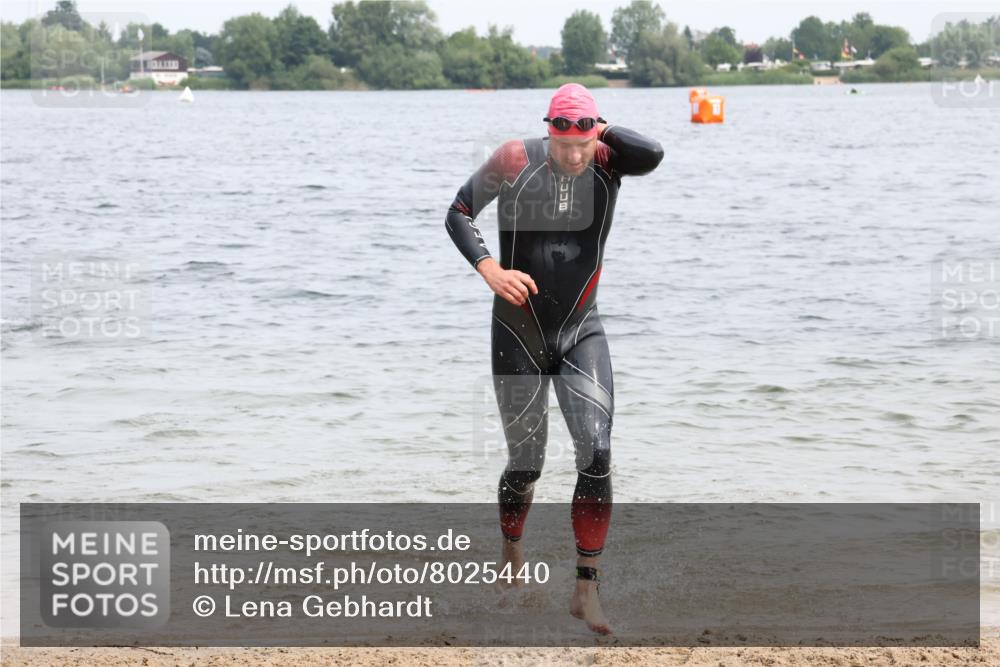 15.06.2025 - 27. Vierlanden-Triathlon Lena Gebhardt http://msf.ph/oto/8025440 15.06.2025 10:57:18 Schwimmen 692, 697 meine-sportfotos.de