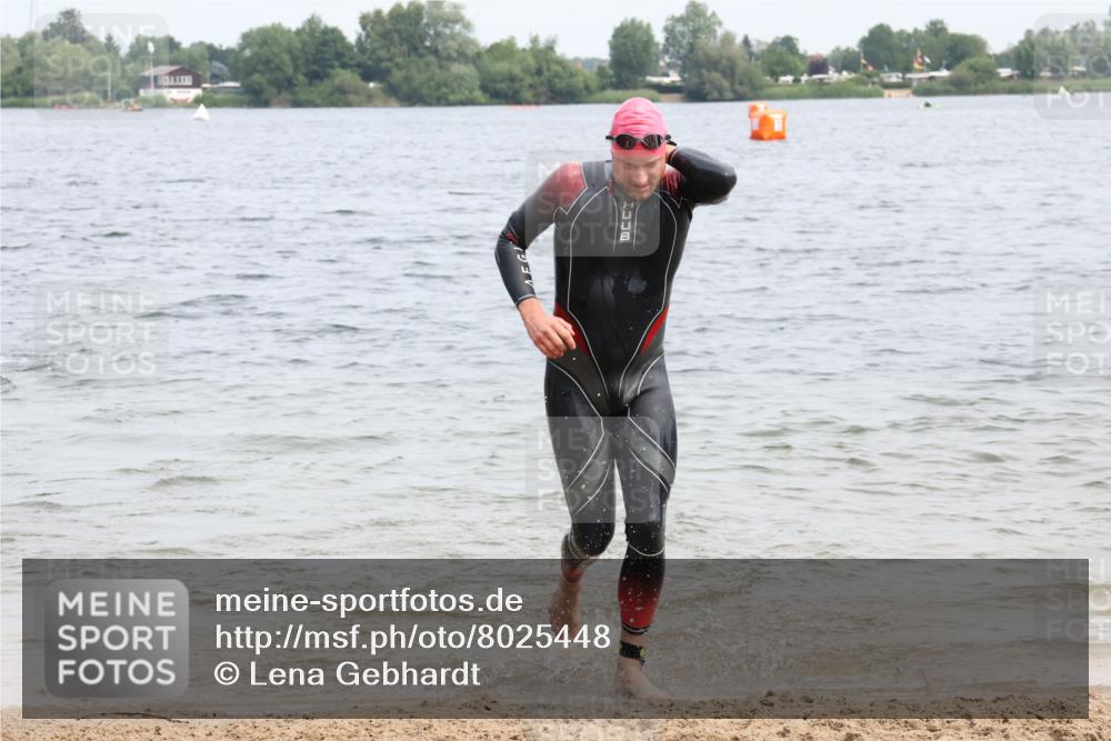 15.06.2025 - 27. Vierlanden-Triathlon Lena Gebhardt http://msf.ph/oto/8025448 15.06.2025 10:57:18 Schwimmen 692, 697 meine-sportfotos.de