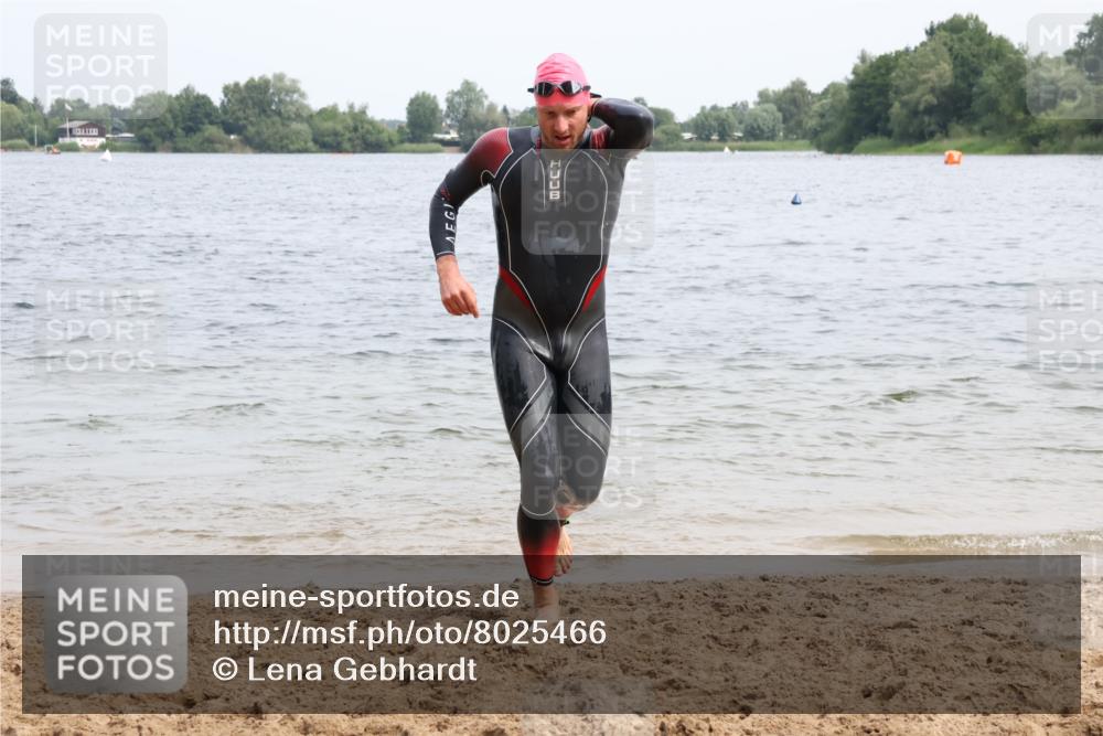 15.06.2025 - 27. Vierlanden-Triathlon Lena Gebhardt http://msf.ph/oto/8025466 15.06.2025 10:57:19 Schwimmen 692, 697 meine-sportfotos.de