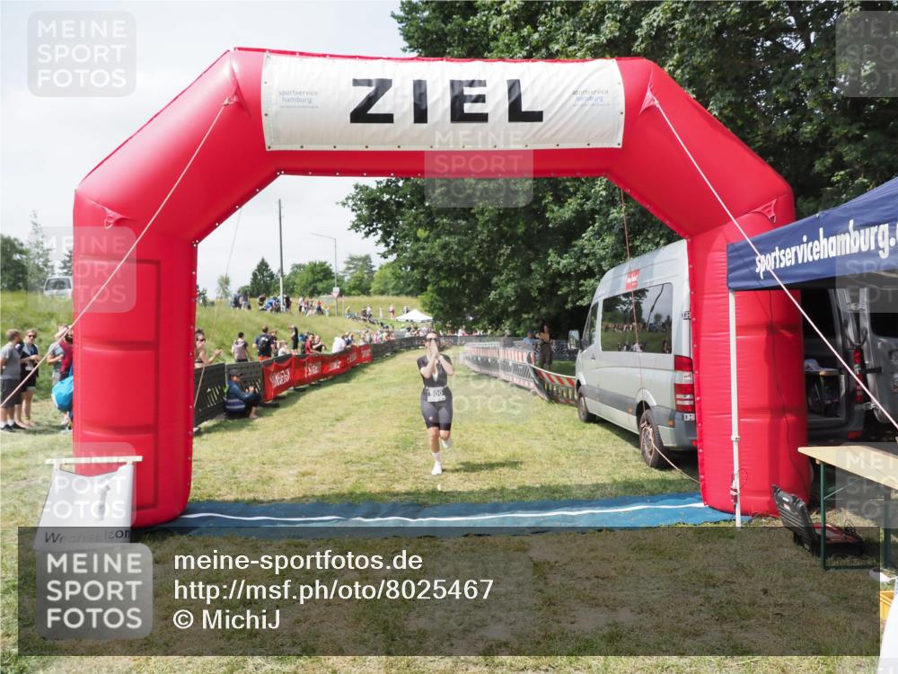 21.06.2025 - 27. Vierlanden-Triathlon MichiJ http://msf.ph/oto/8025467 15.06.2026 11:55:21 Ziel 500 meine-sportfotos.de