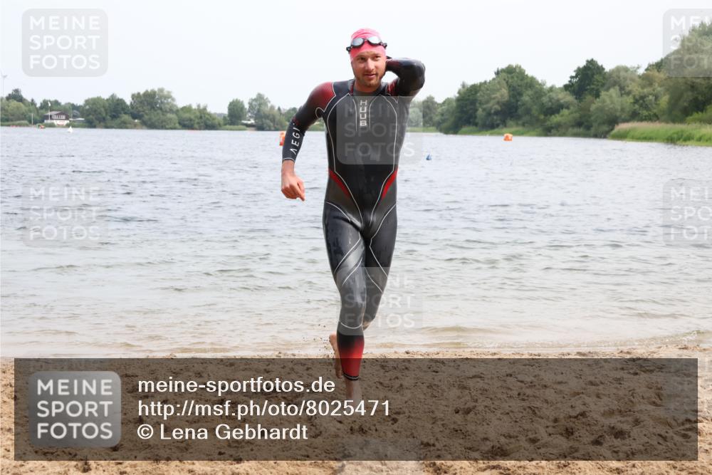 15.06.2025 - 27. Vierlanden-Triathlon Lena Gebhardt http://msf.ph/oto/8025471 15.06.2025 10:57:20 Schwimmen 692, 697 meine-sportfotos.de