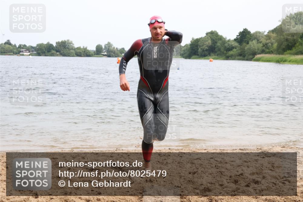 15.06.2025 - 27. Vierlanden-Triathlon Lena Gebhardt http://msf.ph/oto/8025479 15.06.2025 10:57:20 Schwimmen 692, 697 meine-sportfotos.de