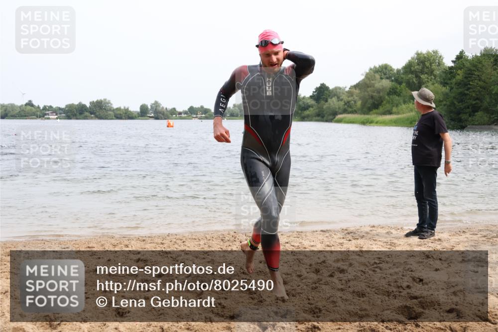 15.06.2025 - 27. Vierlanden-Triathlon Lena Gebhardt http://msf.ph/oto/8025490 15.06.2025 10:57:21 Schwimmen 692, 697, 722 meine-sportfotos.de