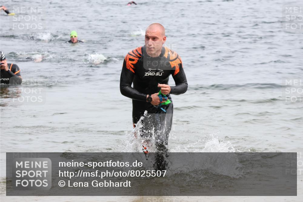 15.06.2025 - 27. Vierlanden-Triathlon Lena Gebhardt http://msf.ph/oto/8025507 15.06.2025 10:57:27 Schwimmen 697, 707, 722 meine-sportfotos.de