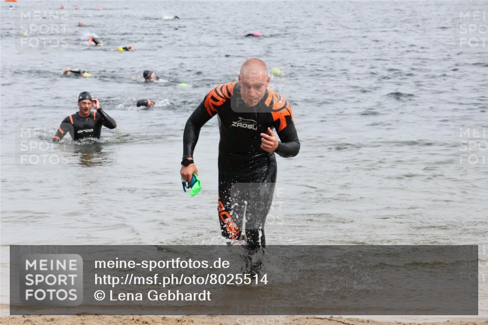 15.06.2025 - 27. Vierlanden-Triathlon Lena Gebhardt http://msf.ph/oto/8025514 15.06.2025 10:57:28 Schwimmen 697, 707, 722 meine-sportfotos.de