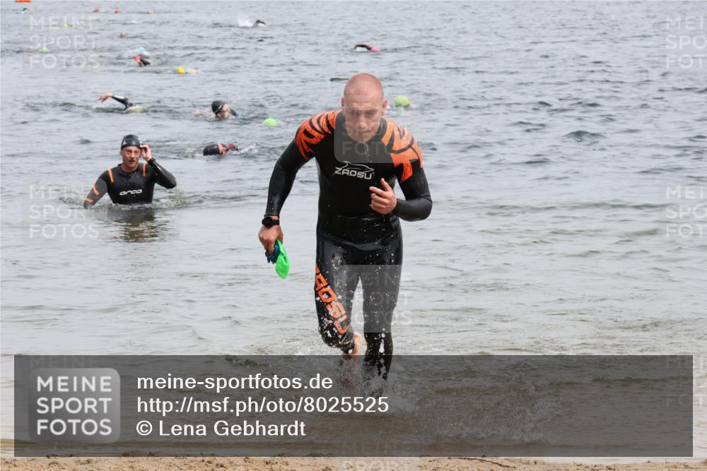 15.06.2025 - 27. Vierlanden-Triathlon Lena Gebhardt http://msf.ph/oto/8025525 15.06.2025 10:57:29 Schwimmen 697, 707, 722 meine-sportfotos.de