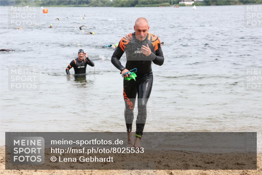 15.06.2025 - 27. Vierlanden-Triathlon Lena Gebhardt http://msf.ph/oto/8025533 15.06.2025 10:57:29 Schwimmen 697, 707, 722 meine-sportfotos.de