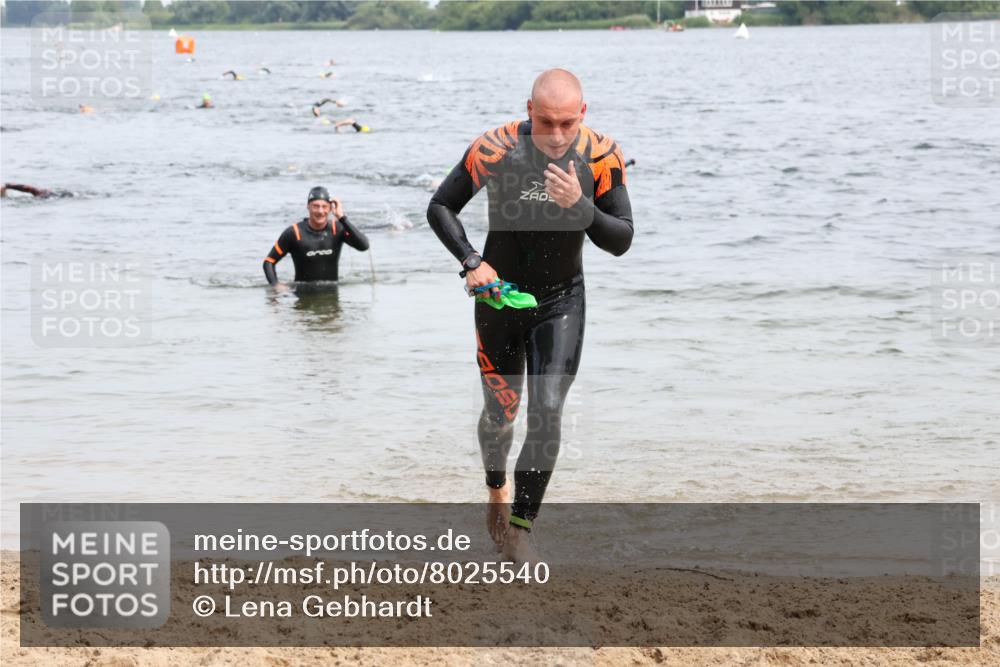 15.06.2025 - 27. Vierlanden-Triathlon Lena Gebhardt http://msf.ph/oto/8025540 15.06.2025 10:57:29 Schwimmen 697, 707, 722 meine-sportfotos.de