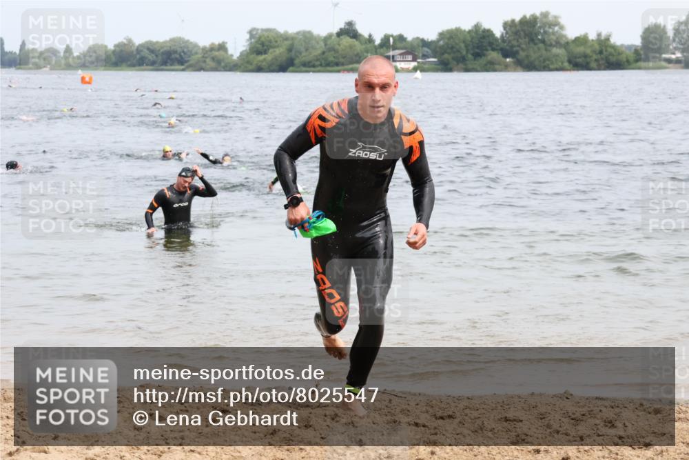 15.06.2025 - 27. Vierlanden-Triathlon Lena Gebhardt http://msf.ph/oto/8025547 15.06.2025 10:57:30 Schwimmen 707, 722 meine-sportfotos.de