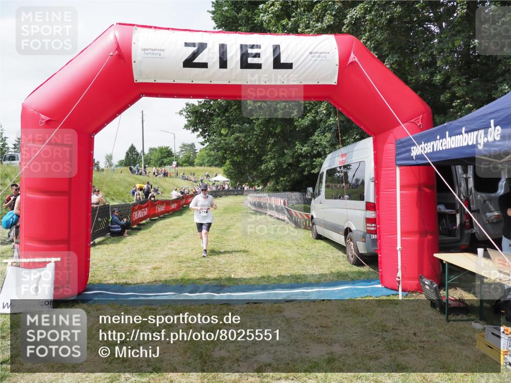 21.06.2025 - 27. Vierlanden-Triathlon MichiJ http://msf.ph/oto/8025551 15.06.2026 11:55:55 Ziel 547 meine-sportfotos.de