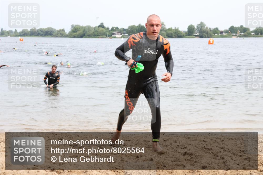 15.06.2025 - 27. Vierlanden-Triathlon Lena Gebhardt http://msf.ph/oto/8025564 15.06.2025 10:57:31 Schwimmen 707, 722 meine-sportfotos.de