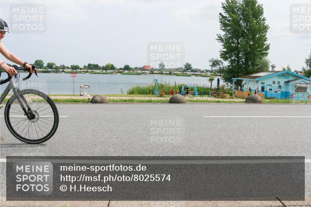 21.06.2025 - 27. Vierlanden-Triathlon H.Heesch http://msf.ph/oto/8025574 15.06.2025 12:07:12 Radfahren 942, 961 meine-sportfotos.de