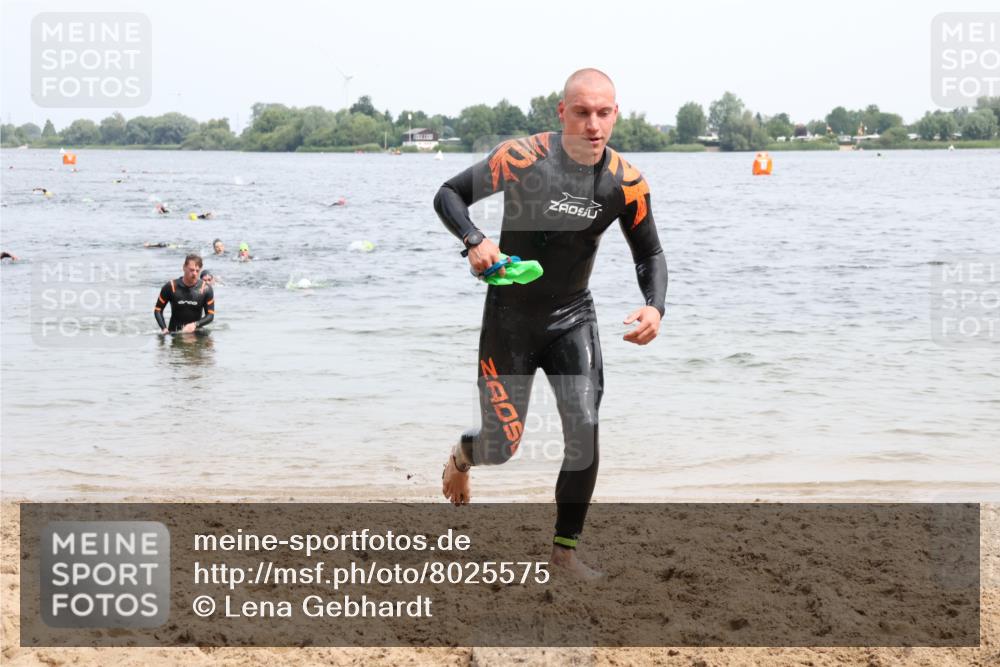 15.06.2025 - 27. Vierlanden-Triathlon Lena Gebhardt http://msf.ph/oto/8025575 15.06.2025 10:57:31 Schwimmen 707, 722 meine-sportfotos.de