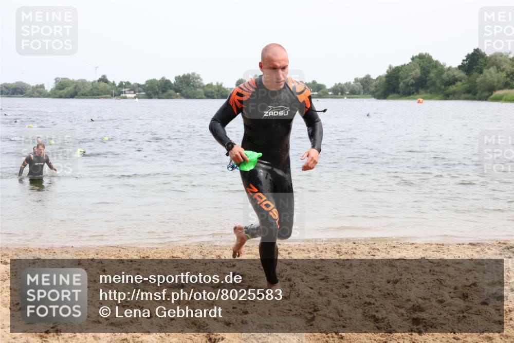 15.06.2025 - 27. Vierlanden-Triathlon Lena Gebhardt http://msf.ph/oto/8025583 15.06.2025 10:57:31 Schwimmen 707, 722 meine-sportfotos.de