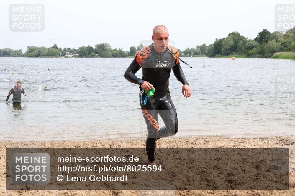 15.06.2025 - 27. Vierlanden-Triathlon Lena Gebhardt http://msf.ph/oto/8025594 15.06.2025 10:57:31 Schwimmen 707, 722 meine-sportfotos.de