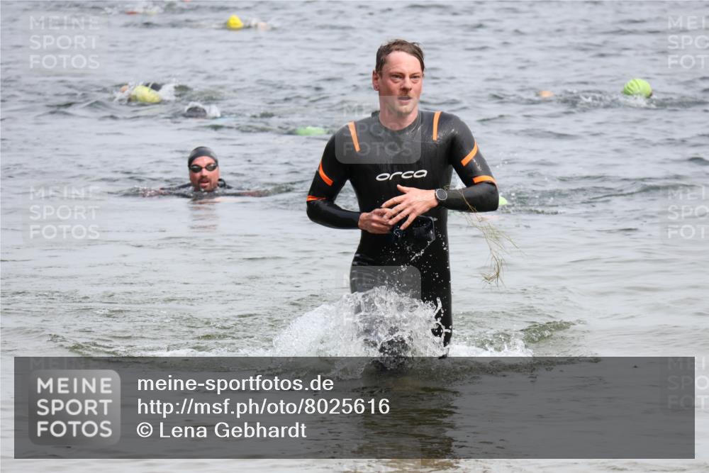 15.06.2025 - 27. Vierlanden-Triathlon Lena Gebhardt http://msf.ph/oto/8025616 15.06.2025 10:57:33 Schwimmen 707, 722 meine-sportfotos.de