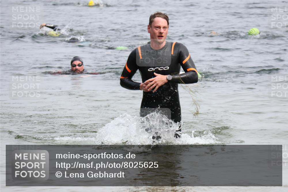 15.06.2025 - 27. Vierlanden-Triathlon Lena Gebhardt http://msf.ph/oto/8025625 15.06.2025 10:57:33 Schwimmen 707, 722 meine-sportfotos.de