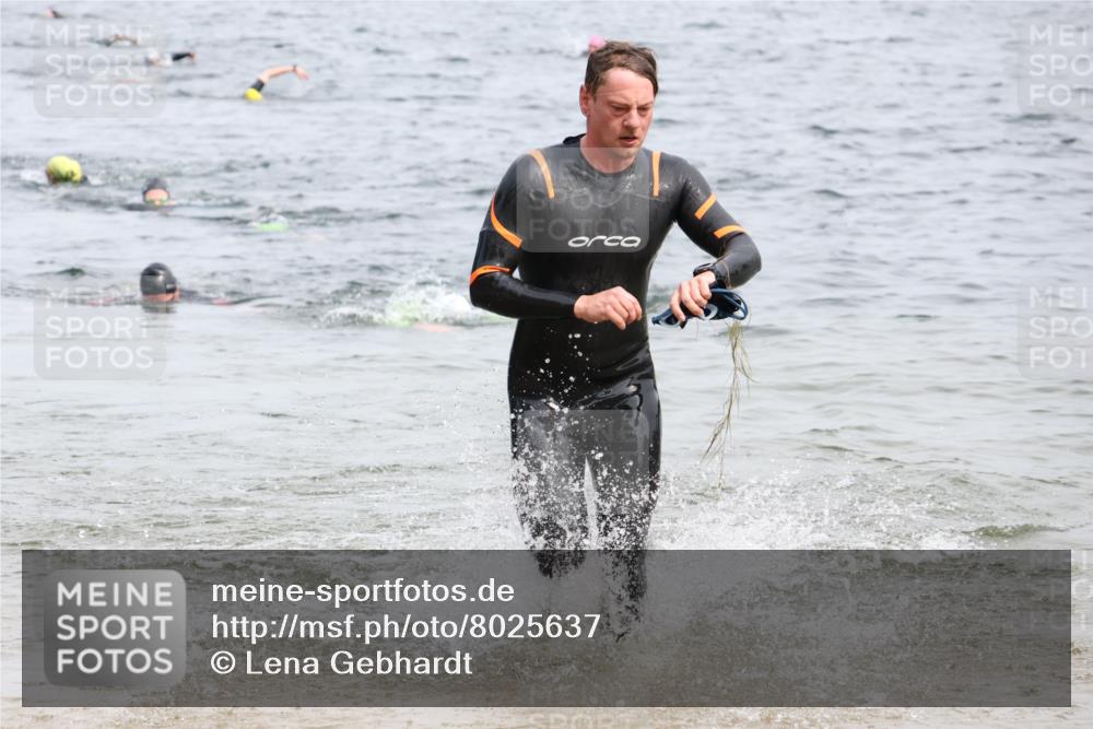 15.06.2025 - 27. Vierlanden-Triathlon Lena Gebhardt http://msf.ph/oto/8025637 15.06.2025 10:57:35 Schwimmen 707, 722 meine-sportfotos.de