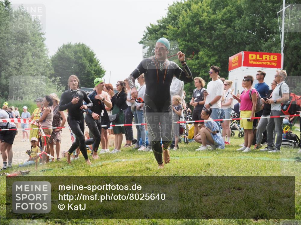 15.06.2025 - 27. Vierlanden-Triathlon KatJ http://msf.ph/oto/8025640 15.06.2025 10:58:41 Schwimmen 636, 667, 684, 732, 747 meine-sportfotos.de
