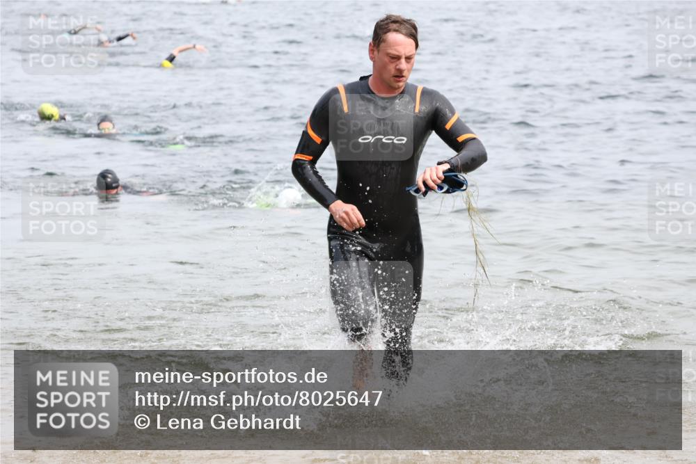 15.06.2025 - 27. Vierlanden-Triathlon Lena Gebhardt http://msf.ph/oto/8025647 15.06.2025 10:57:35 Schwimmen 707, 722 meine-sportfotos.de