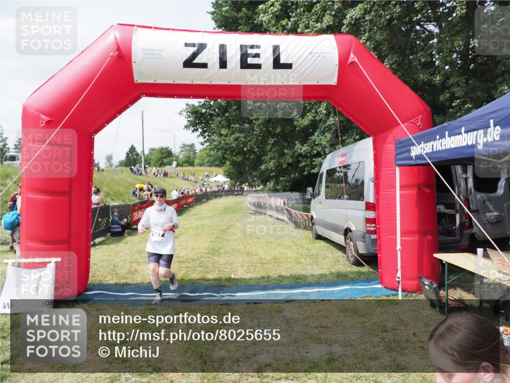 21.06.2025 - 27. Vierlanden-Triathlon MichiJ http://msf.ph/oto/8025655 15.06.2026 11:55:56 Ziel 547 meine-sportfotos.de