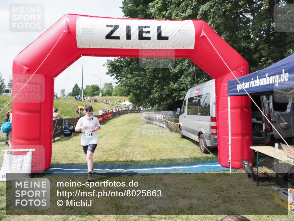 21.06.2025 - 27. Vierlanden-Triathlon MichiJ http://msf.ph/oto/8025663 15.06.2026 11:55:57 Ziel 547 meine-sportfotos.de