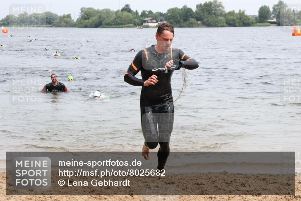 15.06.2025 - 27. Vierlanden-Triathlon Lena Gebhardt http://msf.ph/oto/8025682 15.06.2025 10:57:36 Schwimmen 707, 722 meine-sportfotos.de