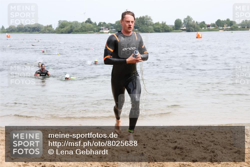 15.06.2025 - 27. Vierlanden-Triathlon Lena Gebhardt http://msf.ph/oto/8025688 15.06.2025 10:57:37 Schwimmen 707, 722, 774 meine-sportfotos.de