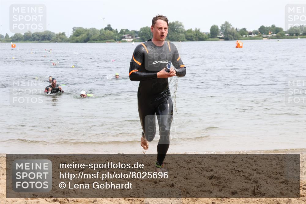 15.06.2025 - 27. Vierlanden-Triathlon Lena Gebhardt http://msf.ph/oto/8025696 15.06.2025 10:57:37 Schwimmen 707, 722, 774 meine-sportfotos.de