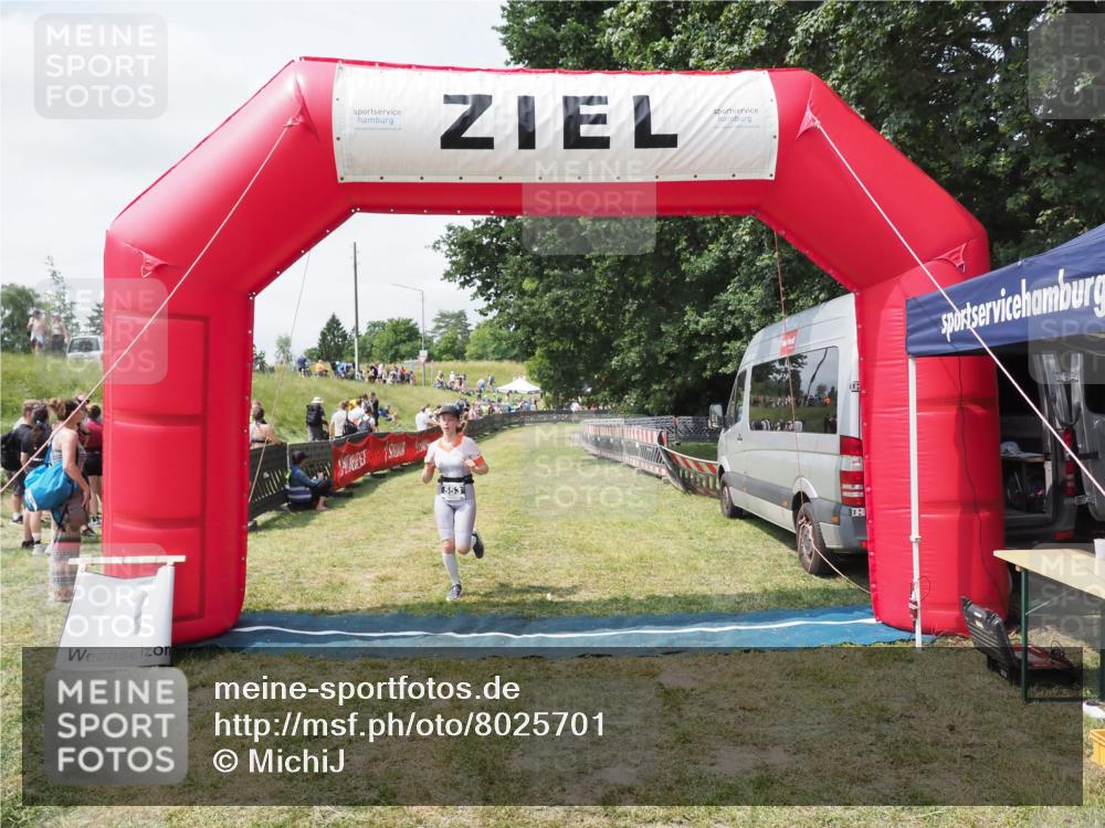 21.06.2025 - 27. Vierlanden-Triathlon MichiJ http://msf.ph/oto/8025701 15.06.2026 11:56:25 Ziel 553 meine-sportfotos.de