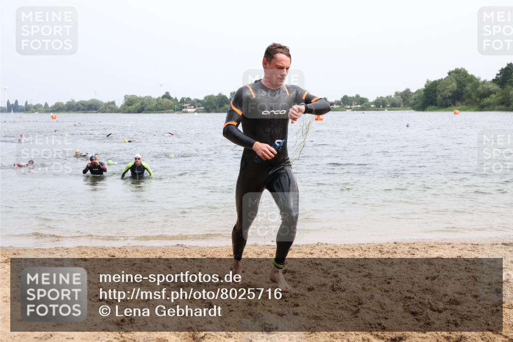 15.06.2025 - 27. Vierlanden-Triathlon Lena Gebhardt http://msf.ph/oto/8025716 15.06.2025 10:57:37 Schwimmen 707, 722, 774 meine-sportfotos.de
