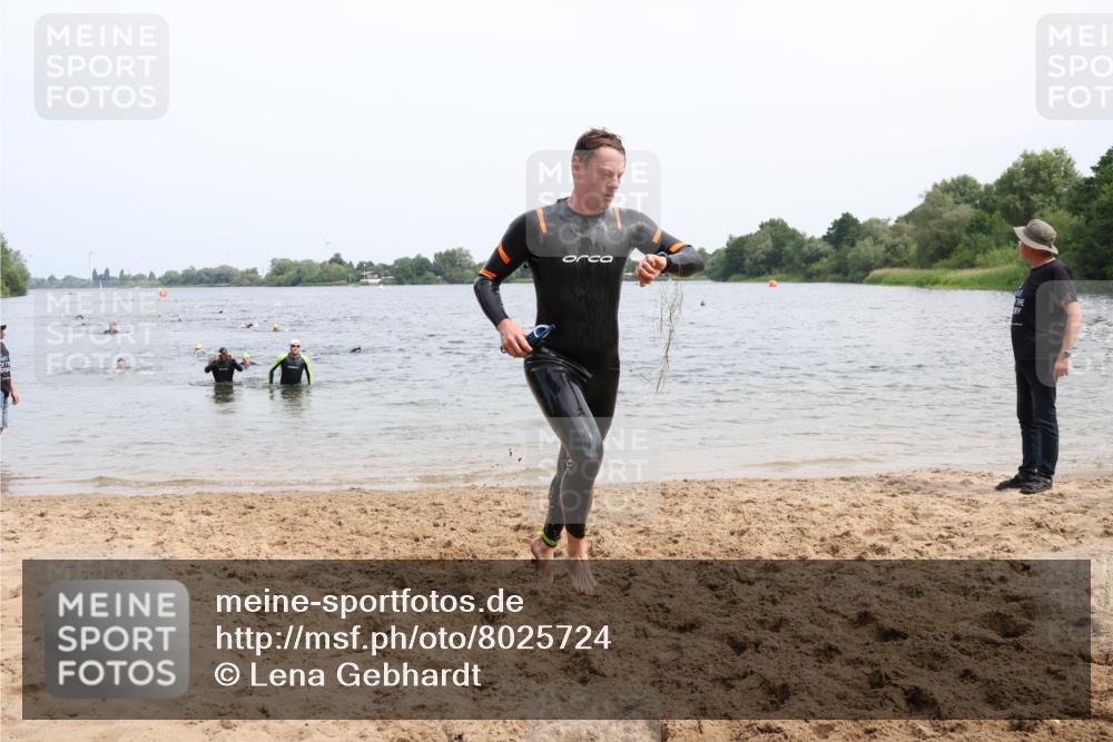 15.06.2025 - 27. Vierlanden-Triathlon Lena Gebhardt http://msf.ph/oto/8025724 15.06.2025 10:57:38 Schwimmen 686, 707, 722, 774 meine-sportfotos.de