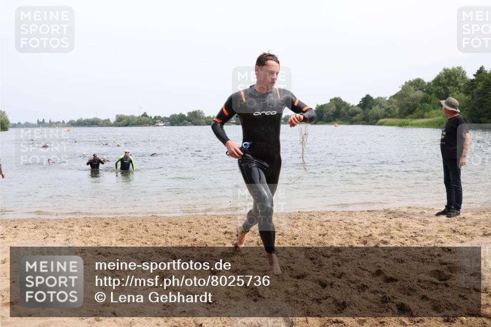 15.06.2025 - 27. Vierlanden-Triathlon Lena Gebhardt http://msf.ph/oto/8025736 15.06.2025 10:57:38 Schwimmen 686, 707, 722, 774 meine-sportfotos.de