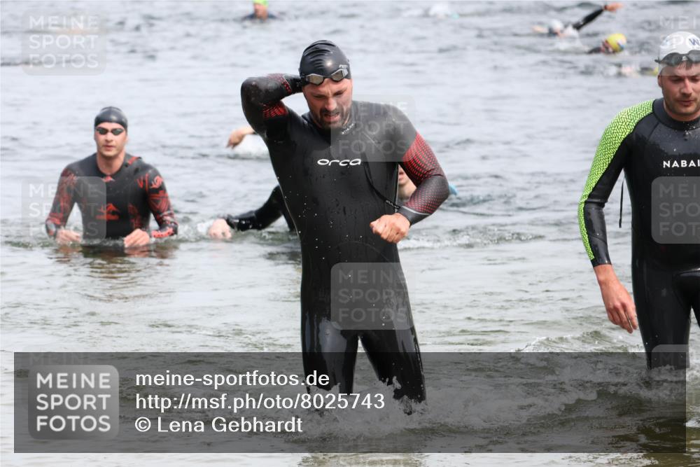 15.06.2025 - 27. Vierlanden-Triathlon Lena Gebhardt http://msf.ph/oto/8025743 15.06.2025 10:57:43 Schwimmen 686, 707, 738, 774 meine-sportfotos.de