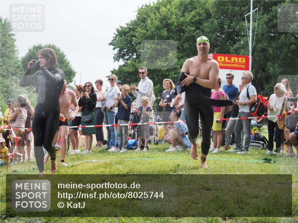 15.06.2025 - 27. Vierlanden-Triathlon KatJ http://msf.ph/oto/8025744 15.06.2025 10:58:43 Schwimmen 636, 667, 684, 732, 743, 747 meine-sportfotos.de