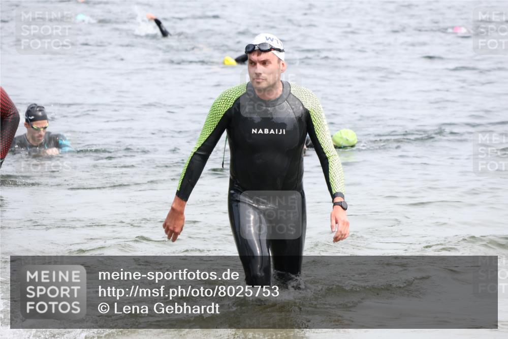 15.06.2025 - 27. Vierlanden-Triathlon Lena Gebhardt http://msf.ph/oto/8025753 15.06.2025 10:57:44 Schwimmen 686, 707, 738, 774 meine-sportfotos.de