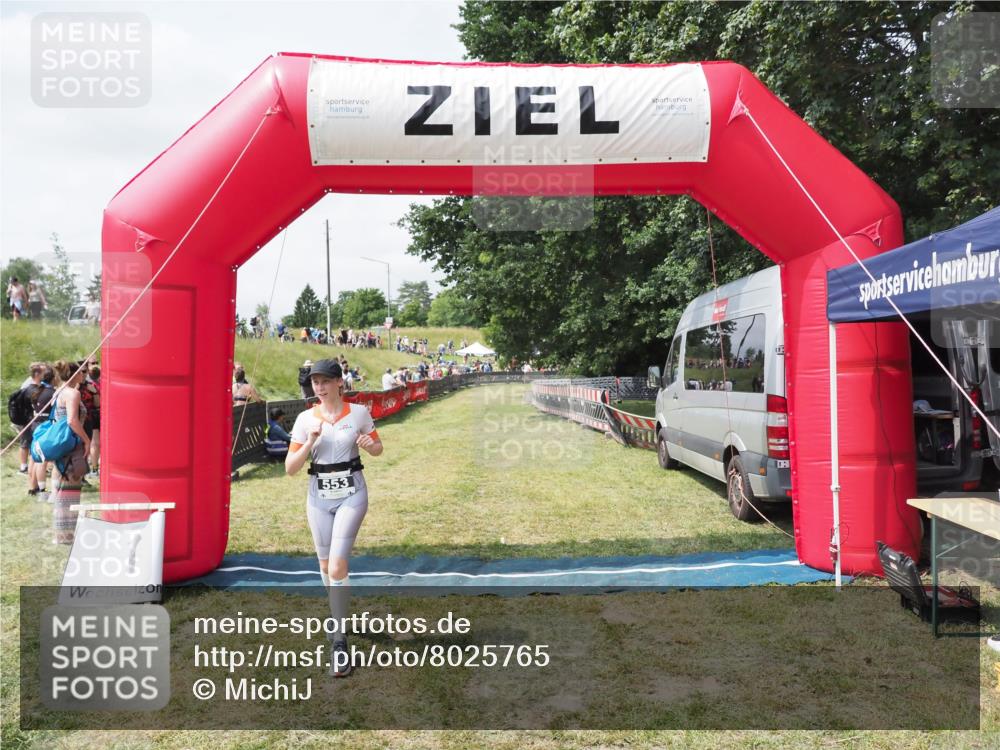 21.06.2025 - 27. Vierlanden-Triathlon MichiJ http://msf.ph/oto/8025765 15.06.2026 11:56:26 Ziel 553 meine-sportfotos.de