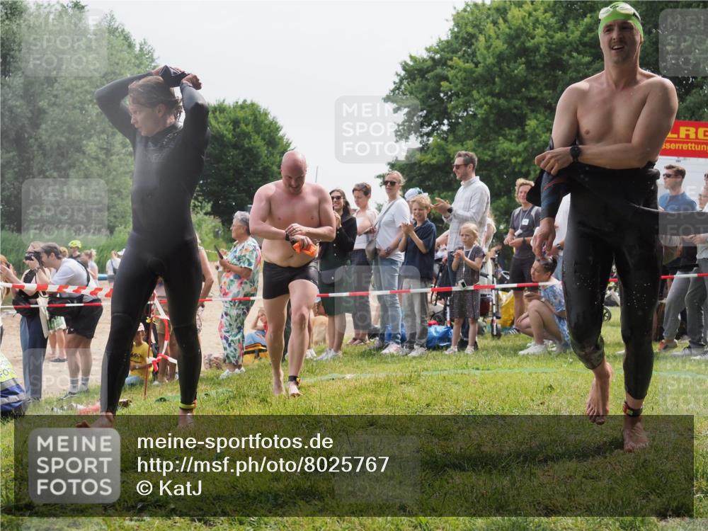 15.06.2025 - 27. Vierlanden-Triathlon KatJ http://msf.ph/oto/8025767 15.06.2025 10:58:44 Schwimmen 636, 667, 684, 732, 743, 747 meine-sportfotos.de