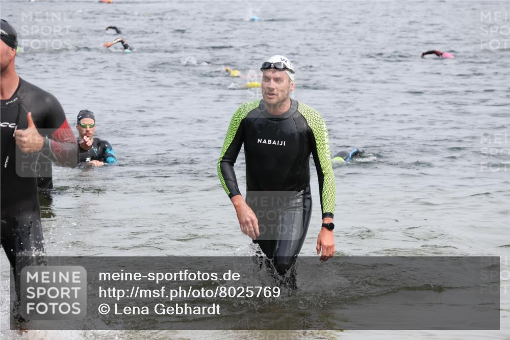 15.06.2025 - 27. Vierlanden-Triathlon Lena Gebhardt http://msf.ph/oto/8025769 15.06.2025 10:57:44 Schwimmen 686, 707, 738, 774 meine-sportfotos.de