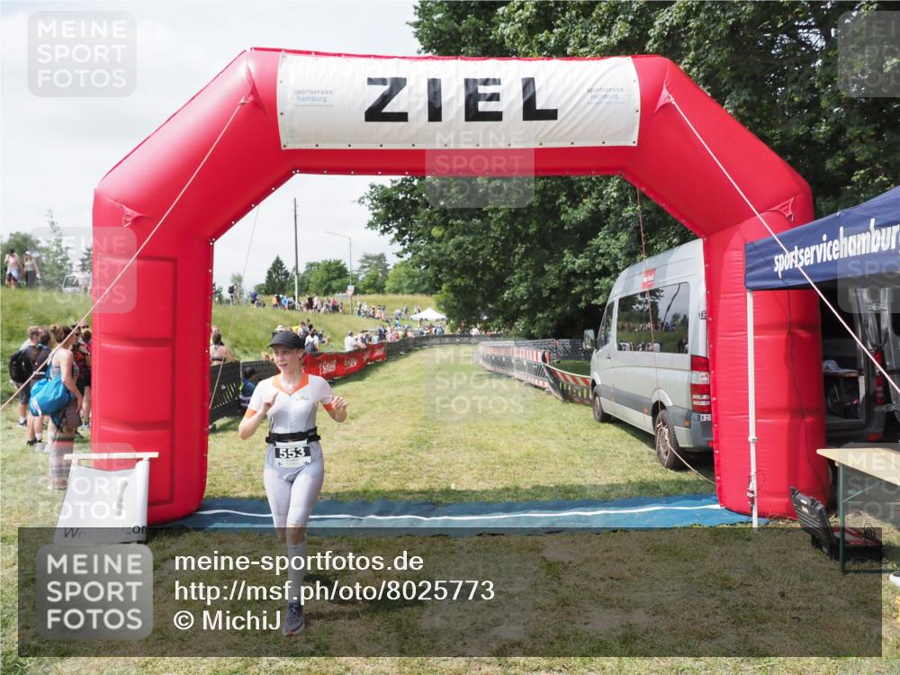 21.06.2025 - 27. Vierlanden-Triathlon MichiJ http://msf.ph/oto/8025773 15.06.2026 11:56:26 Ziel 553 meine-sportfotos.de