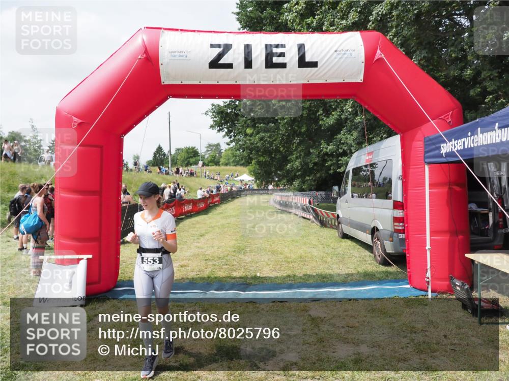 21.06.2025 - 27. Vierlanden-Triathlon MichiJ http://msf.ph/oto/8025796 15.06.2026 11:56:27 Ziel 553 meine-sportfotos.de