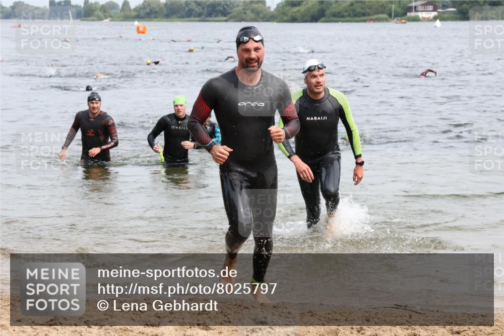 15.06.2025 - 27. Vierlanden-Triathlon Lena Gebhardt http://msf.ph/oto/8025797 15.06.2025 10:57:45 Schwimmen 686, 705, 707, 738, 774 meine-sportfotos.de