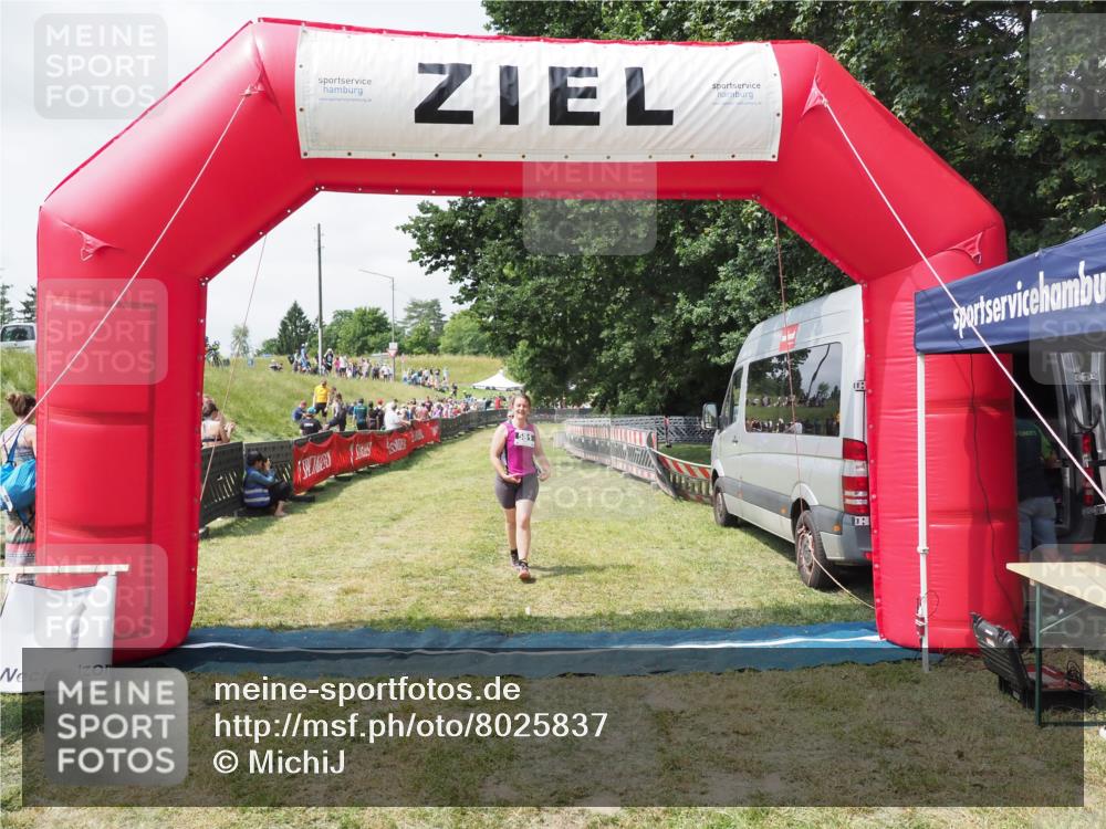 21.06.2025 - 27. Vierlanden-Triathlon MichiJ http://msf.ph/oto/8025837 15.06.2026 11:57:04 Ziel 581 meine-sportfotos.de